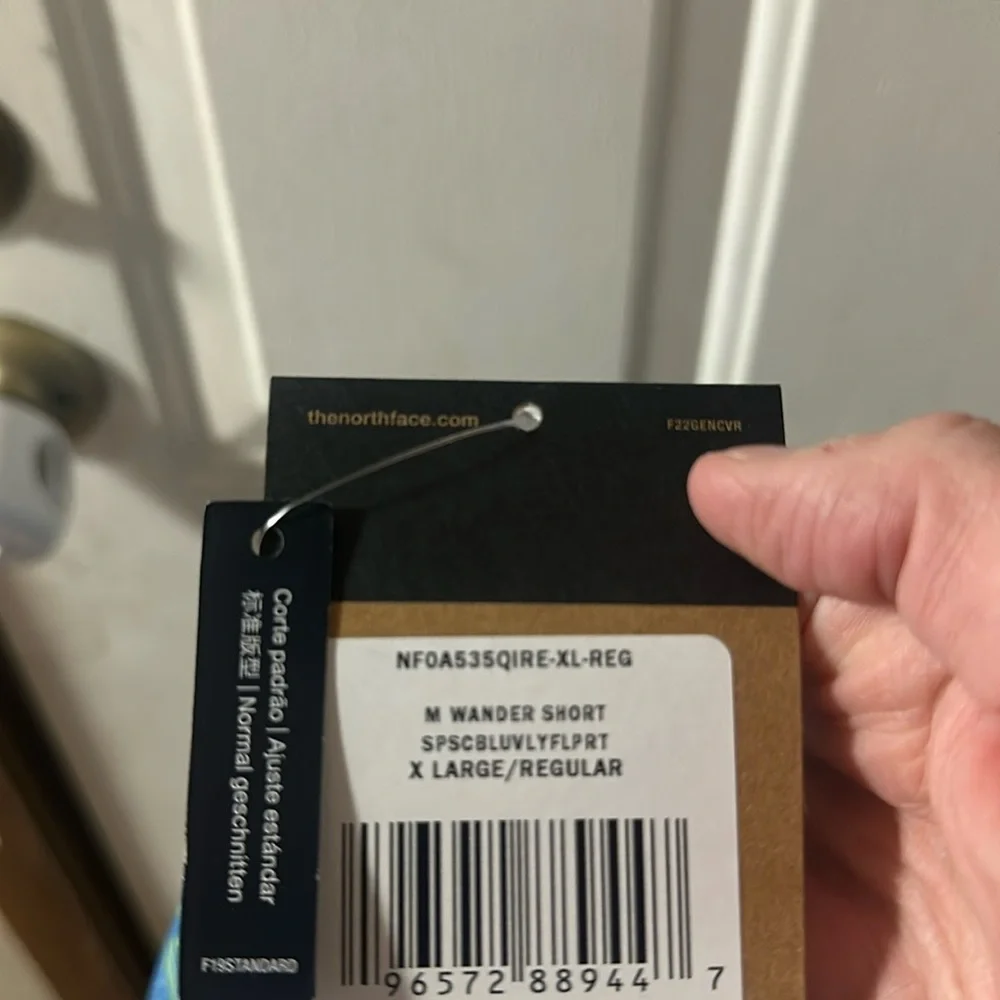 The North Face Wander Shorts: BLUE/GREEN: NEW WITH TAGS: SIZE XL_4